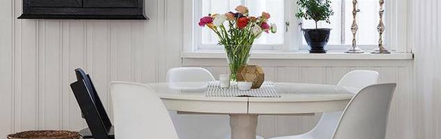 Zestawy mebli do jadalni: biały stół i krzesła. Aranżacje białej jadalni