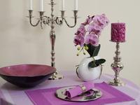 Obrusy, świeczniki, patery. Wykwintne dekoracje stołu w salonie lub jadalni